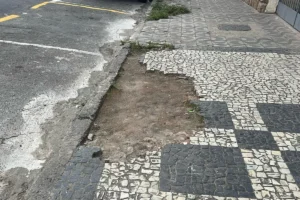 Buraco-em-calcada-na-Rua-Coronel-Pacheco-oferece-risco-aos-pedestres Buraco-em-calcada-na-Rua-Coronel-Pacheco-oferece-risco-aos-pedestres